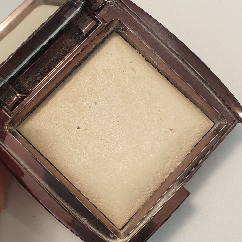 Hourglass ambient lightening powder